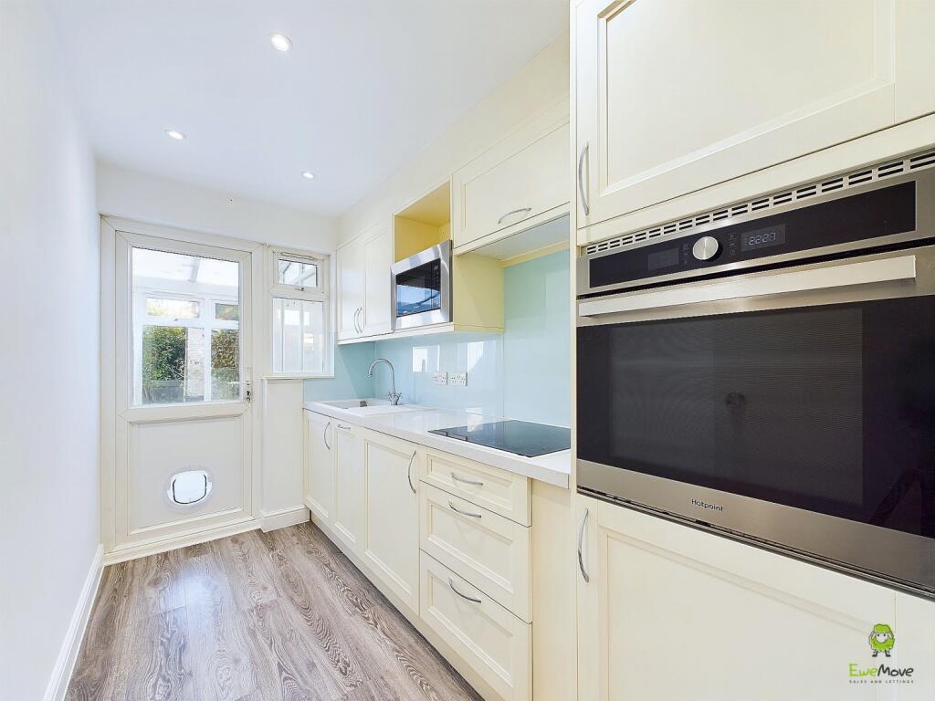 CAM03418G0-PR0180-STILL005