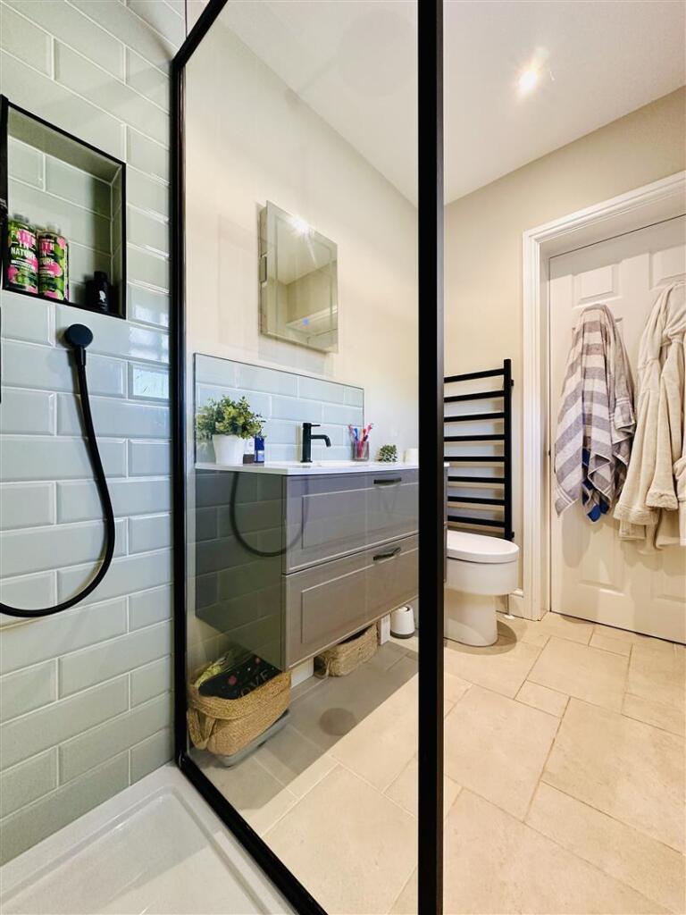 EN-SUITE SHOWER ROOM
