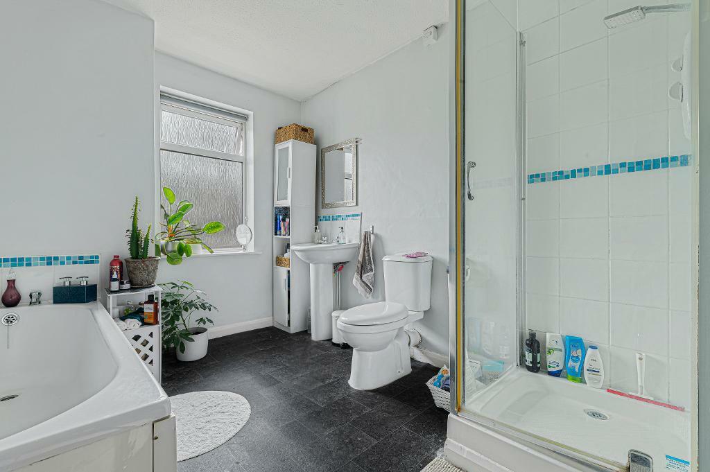 SPACIOUS BATHROOM
