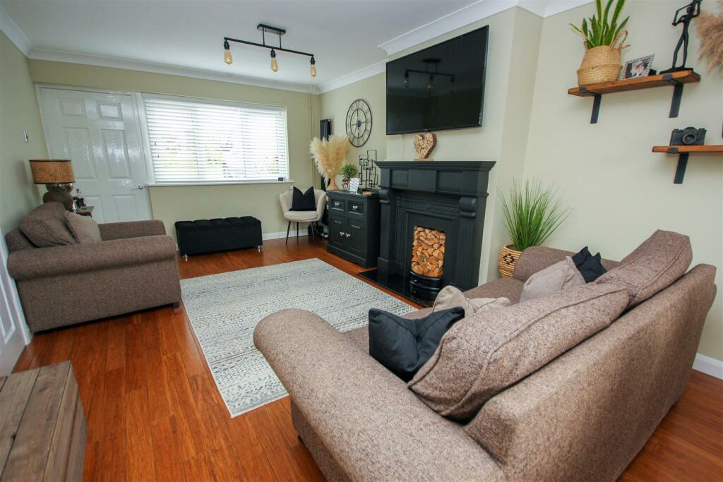 Lounge 1.jpg