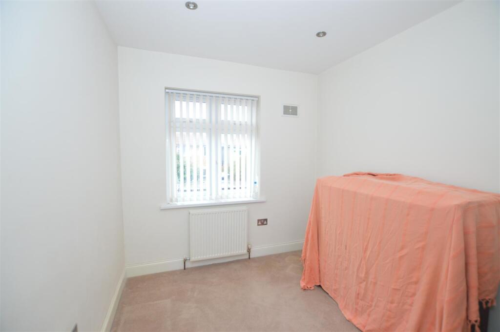 18 Roseville Avenue bed 3.JPG