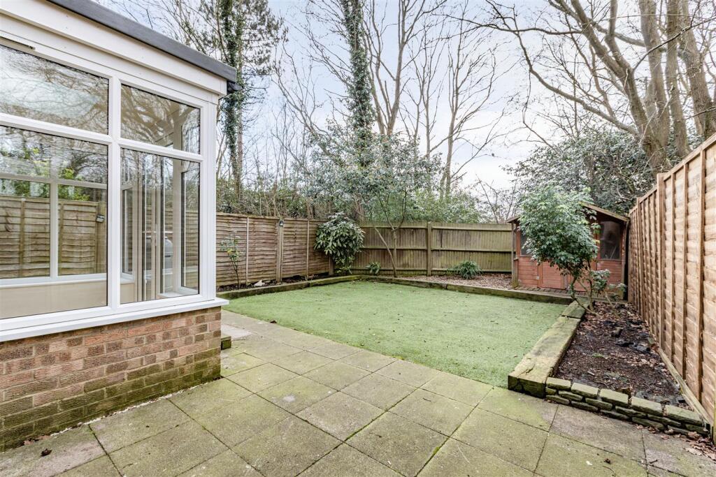 45 Viscount Gardens, KT14 6HE - 9.jpg