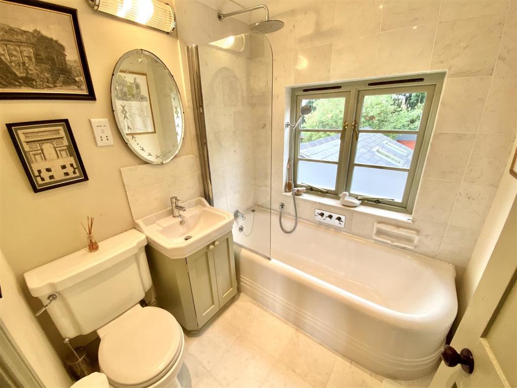 FAMILY BATHROOM