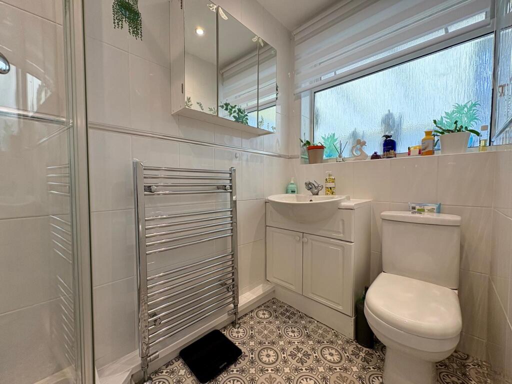 14 Howard En-Suite.jpg