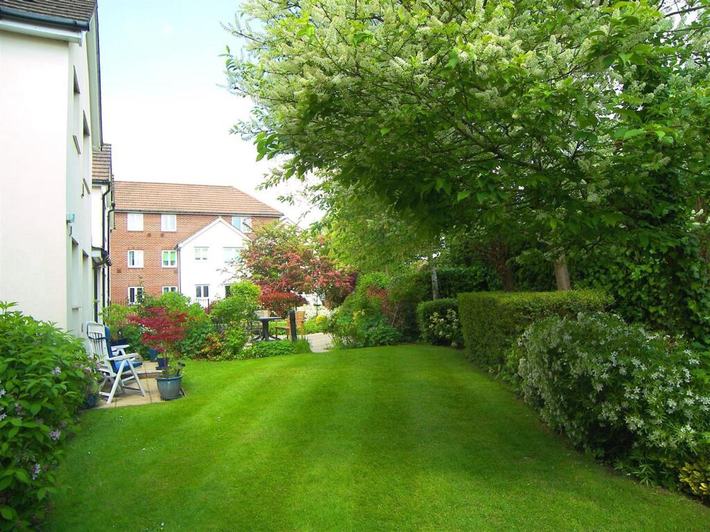 Potters Court (Gardens 2).jpg