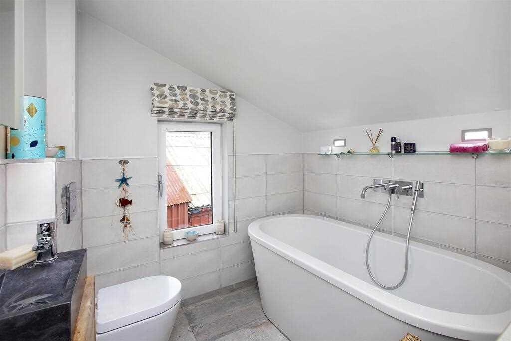 Ensuite shower / Wet