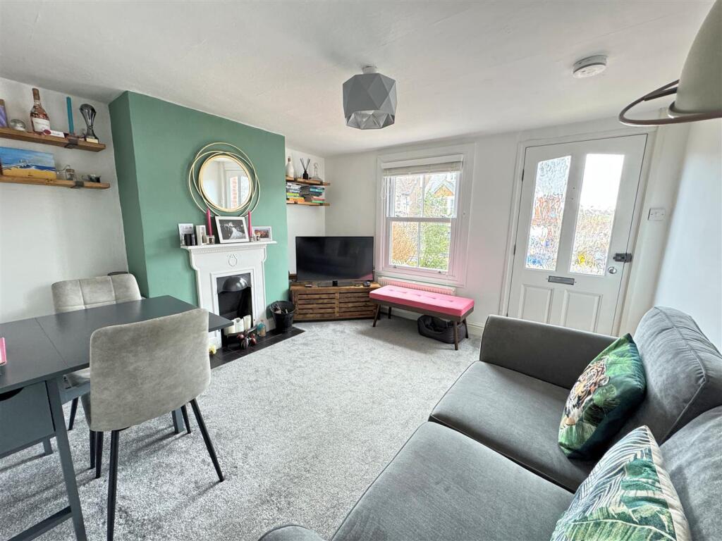 Sitting room 2.jpg