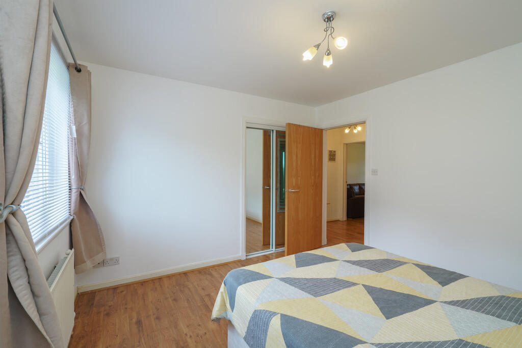 14. Bedroom 1 ang...