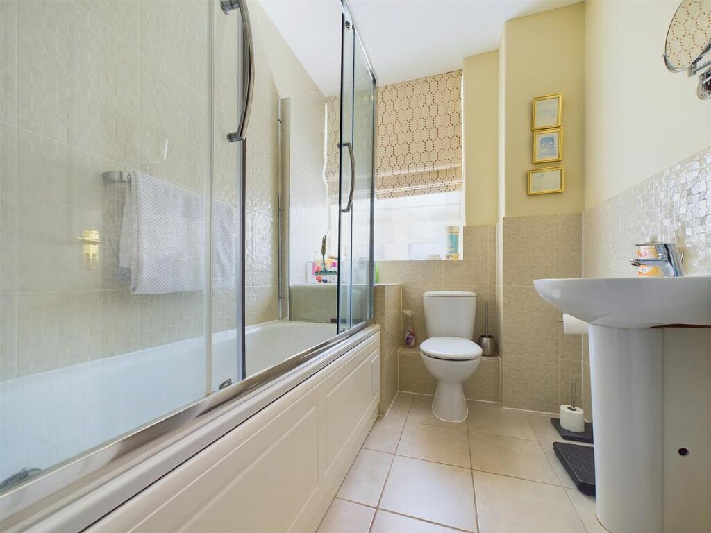 Bathroom (first floor)