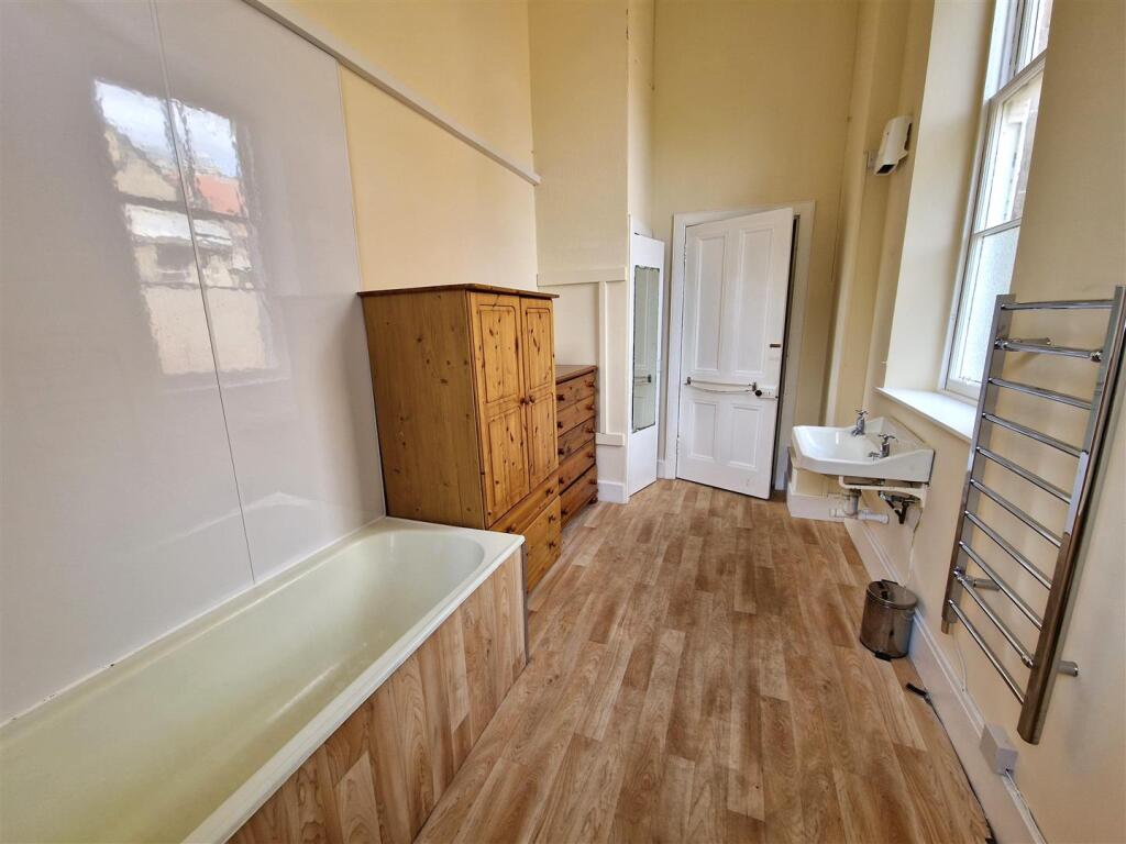 bathroom 2.jpg