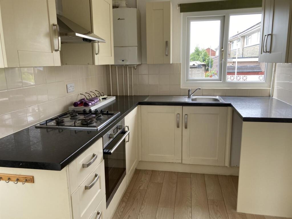 Kitchen 2.jpg