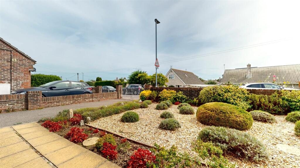 FRONT GARDEN 1.jpg