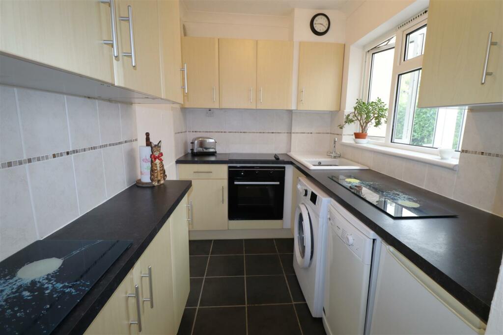Kitchen (1).JPG