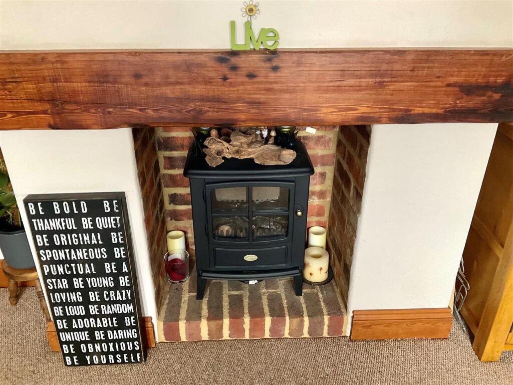 Living Room pic3.jpg