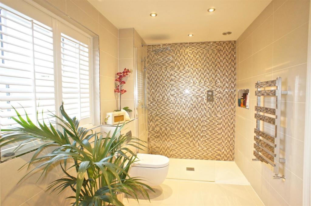 En Suite to Master Bedroom