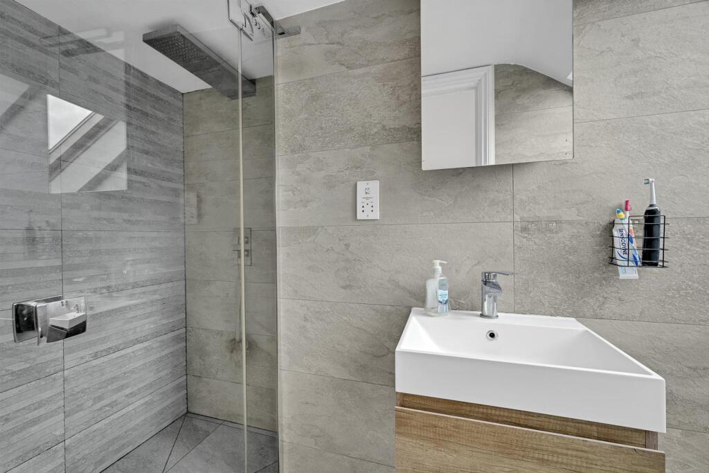 EN-SUITE BATHROOM