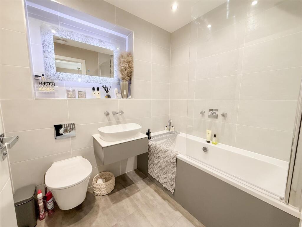 FAMILY BATHROOM/W.C.