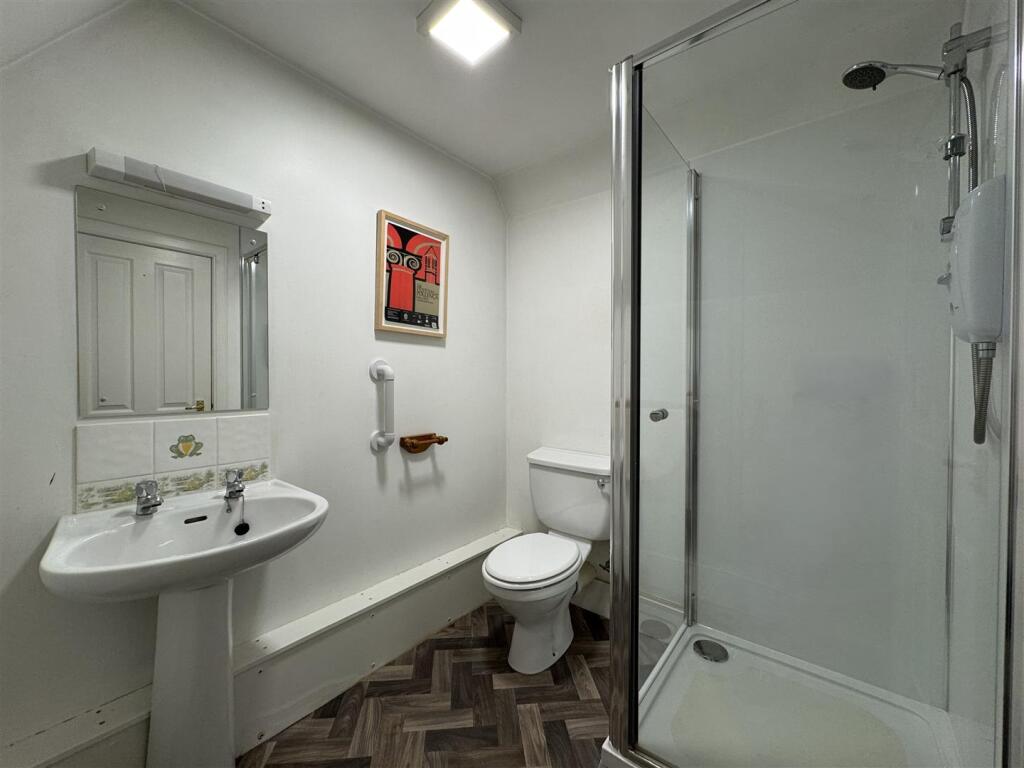 ENSUITE 3.JPG