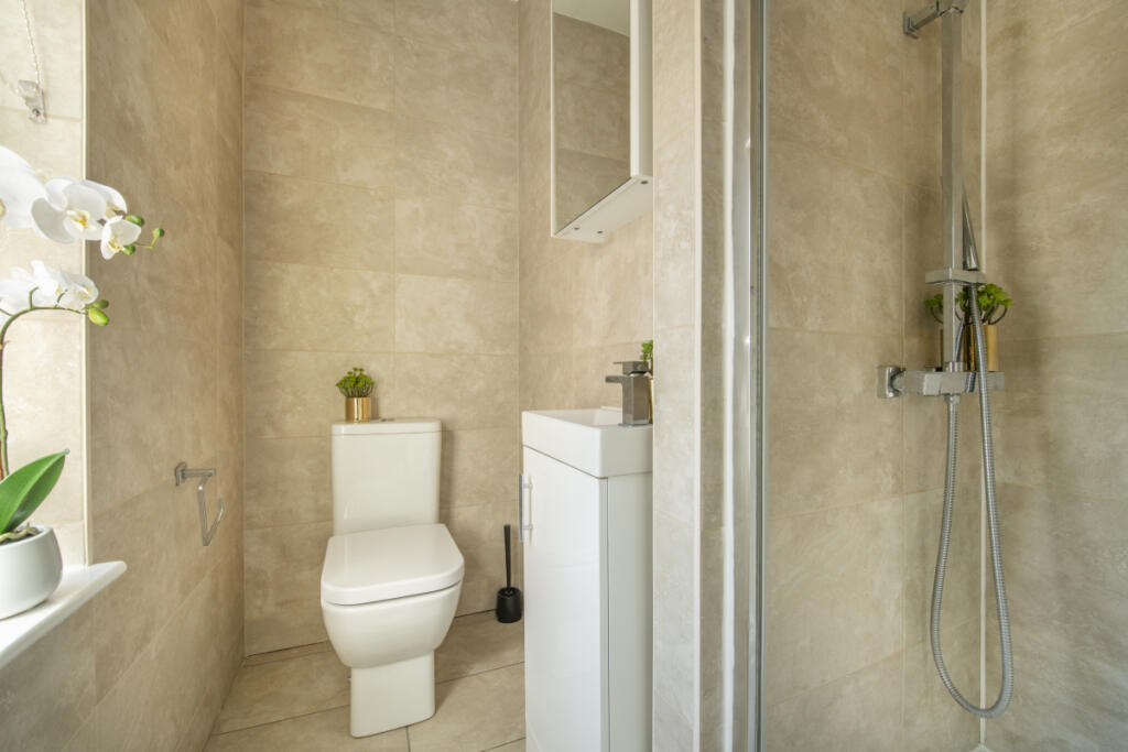 11 Arthur, Bathroom 1