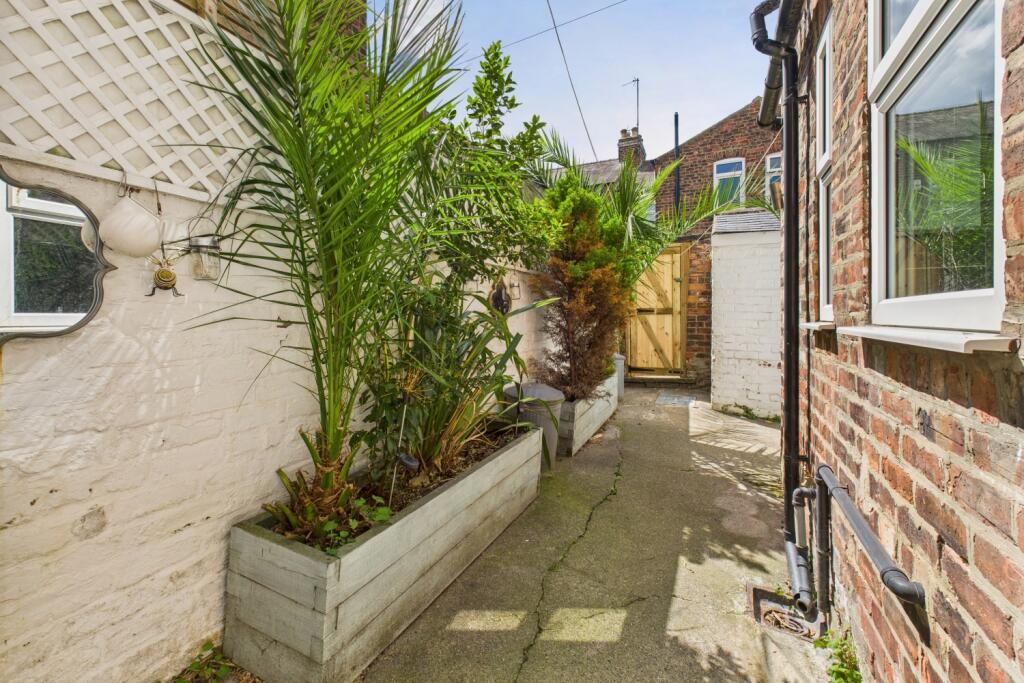 CAM03162G0-PR0290-STILL013