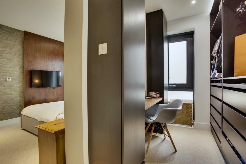 Linnet Court - Walk-in Wardrobe