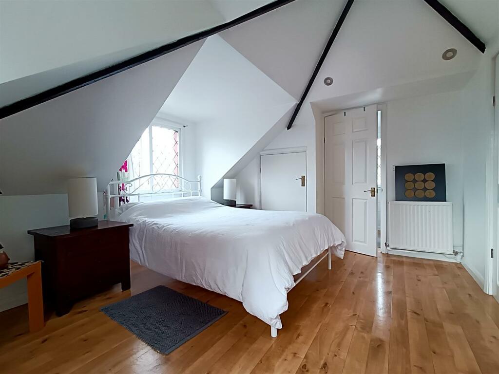 Bedroom 1.jpg