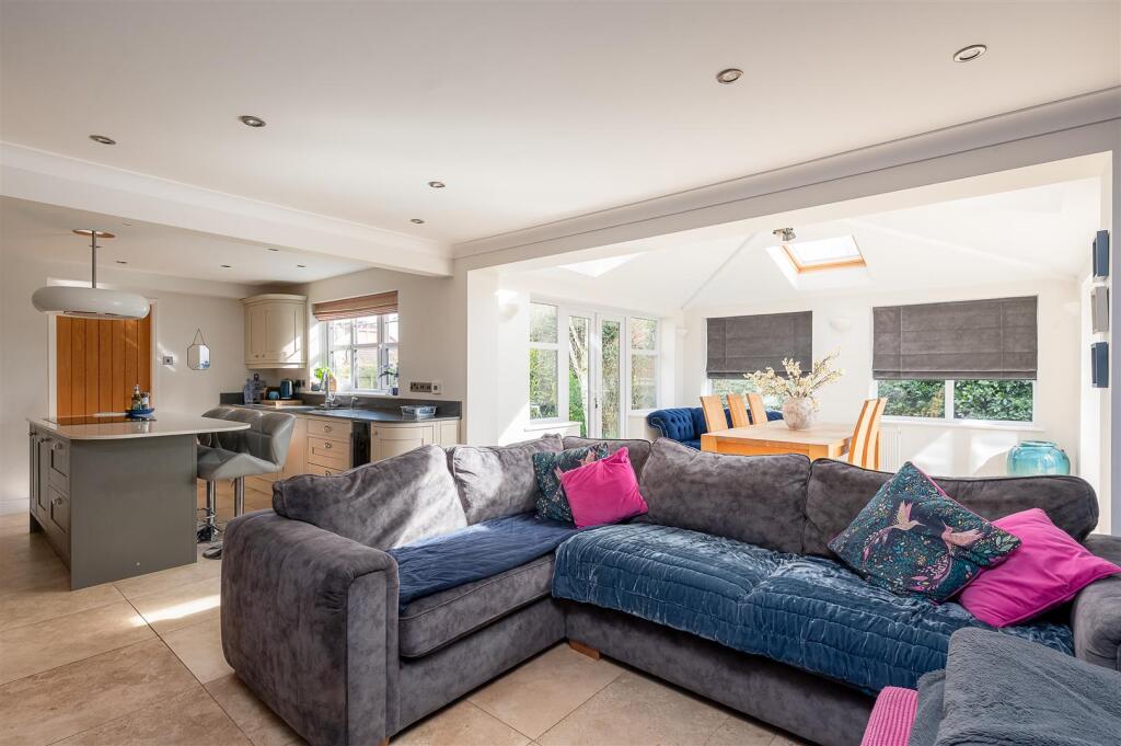 KTICHEN/DINING/LIVING