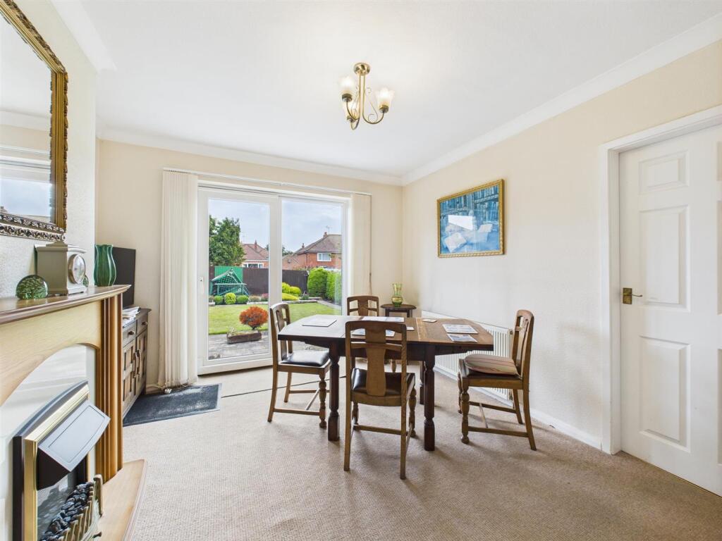 Dining room: