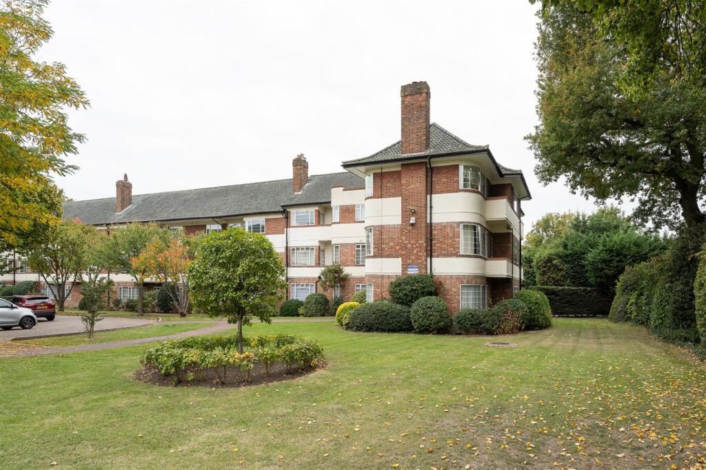 Woodford Road, E18