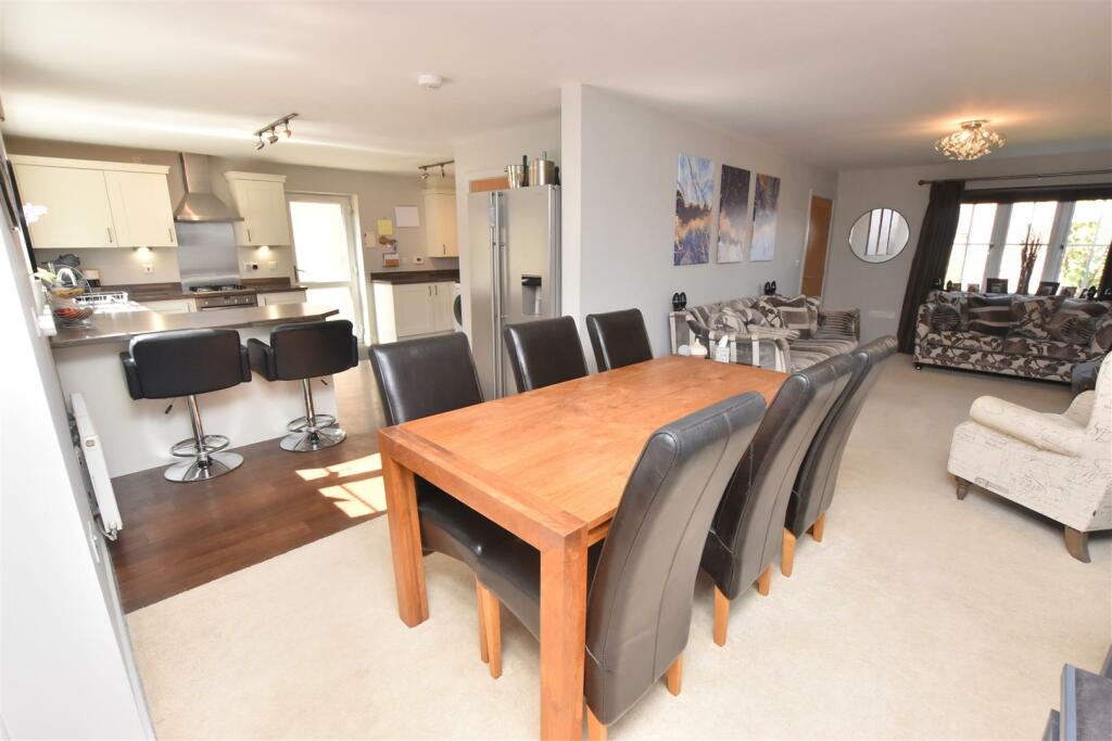 LIVING KITCHEN DINER