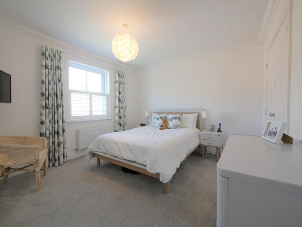 PRINCIPAL BEDROOM...