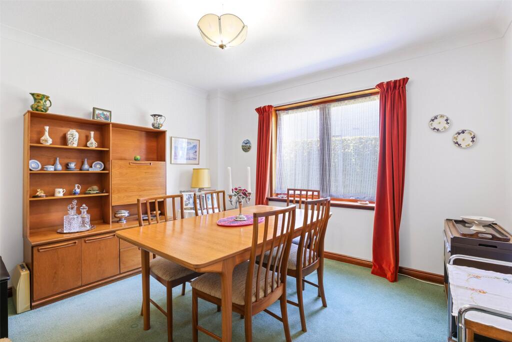 Dining Room / Bed 4