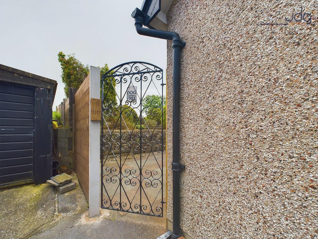 Side gate access to garden/drive