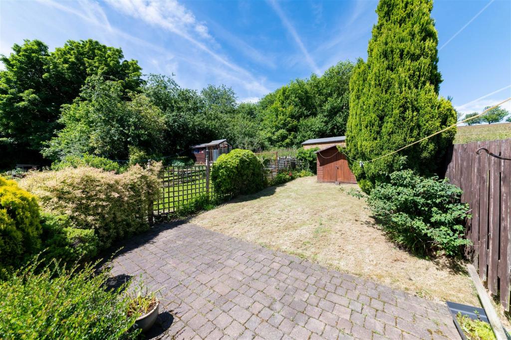 Rear garden 2.jpg