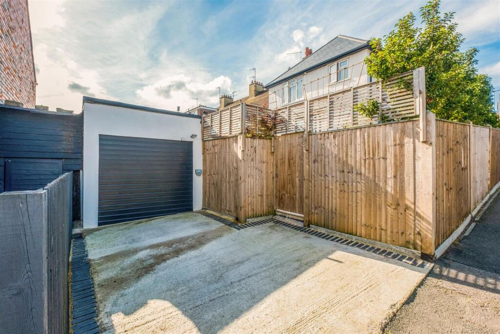 1 windlesham Close-25.jpg