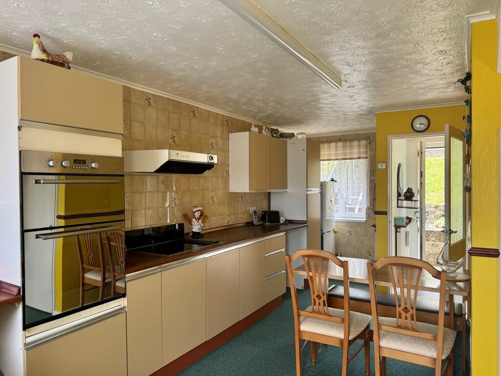 kitchen/breakfast...