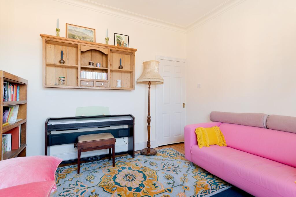 KITCHEN DINER AND LOUNGE