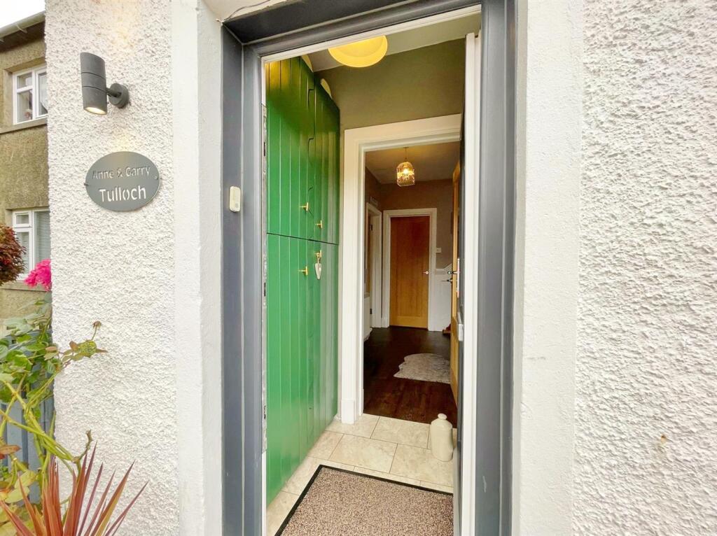 Entrance vestibule and hallway