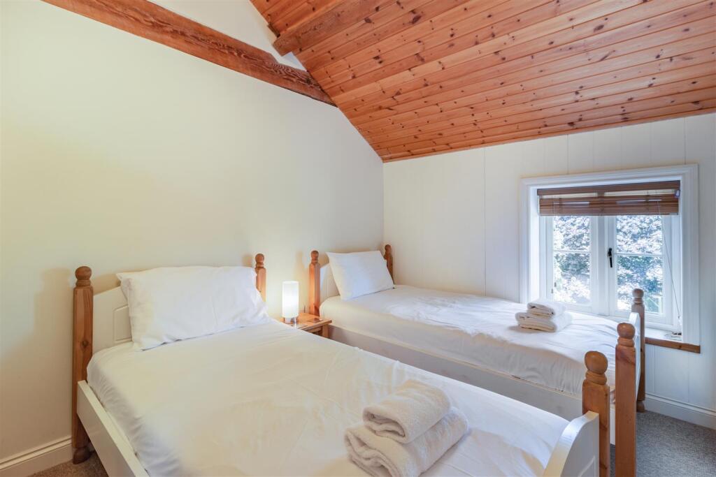 8553666-interior43.jpg