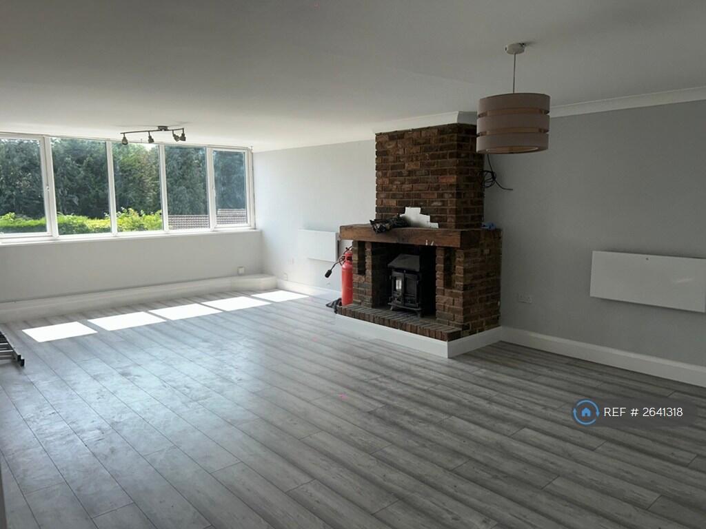 Living Room (1/2)