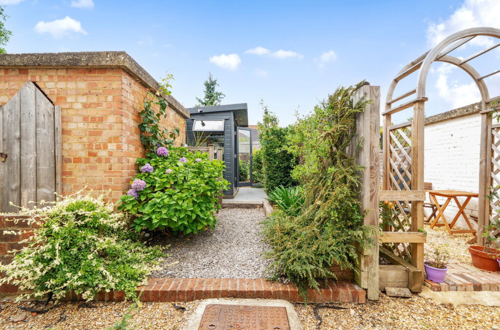 1330128-23-6887b7...