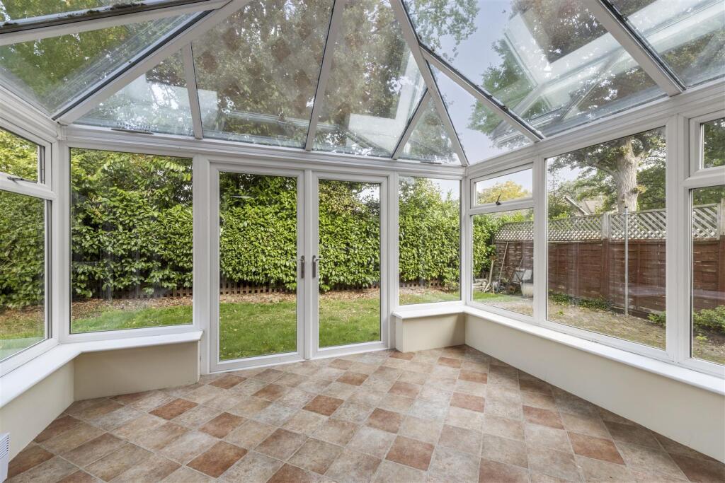 8 Orchard Gardens Cranleigh GU6 7LG-27.JPG