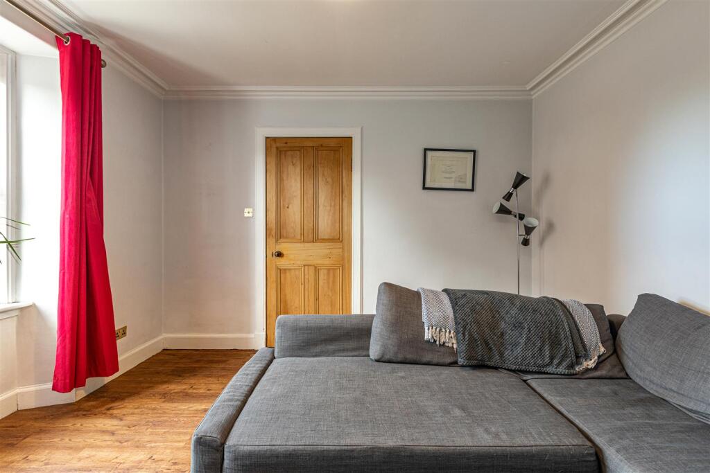2 Alpine Crescent Thornhill 12.JPG