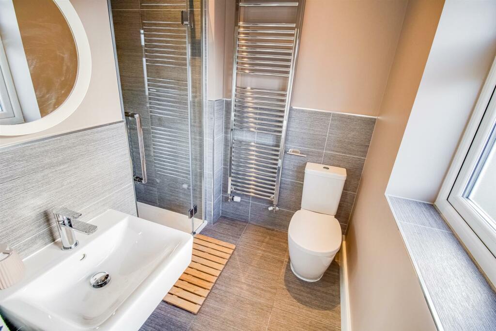 EN SUITE SHOWER ROOM/W.C.