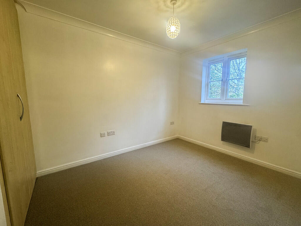 Bedroom 1 (2)