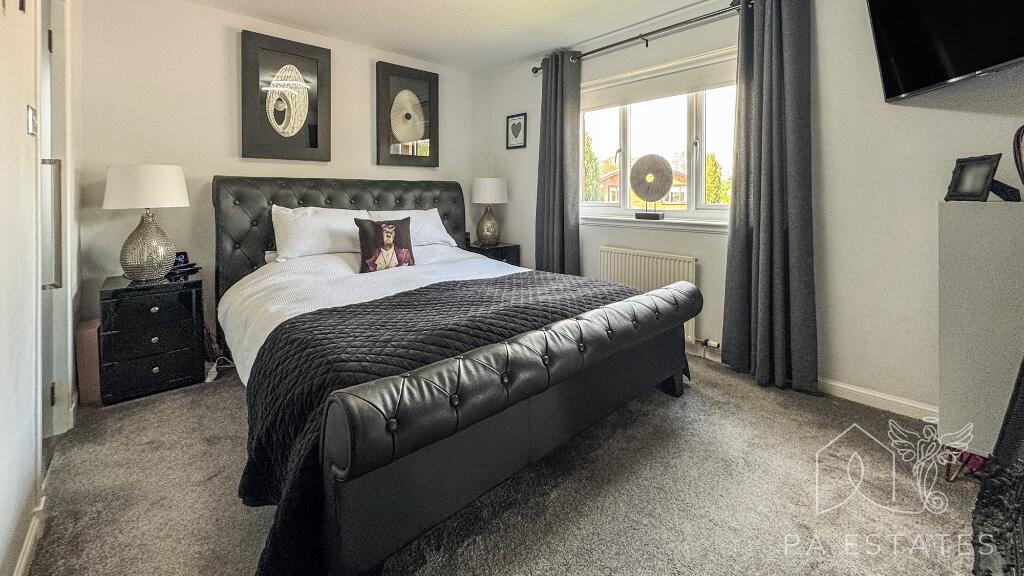 Principal bedroom.