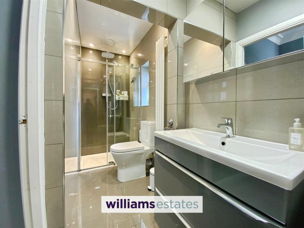 master en-suite shower