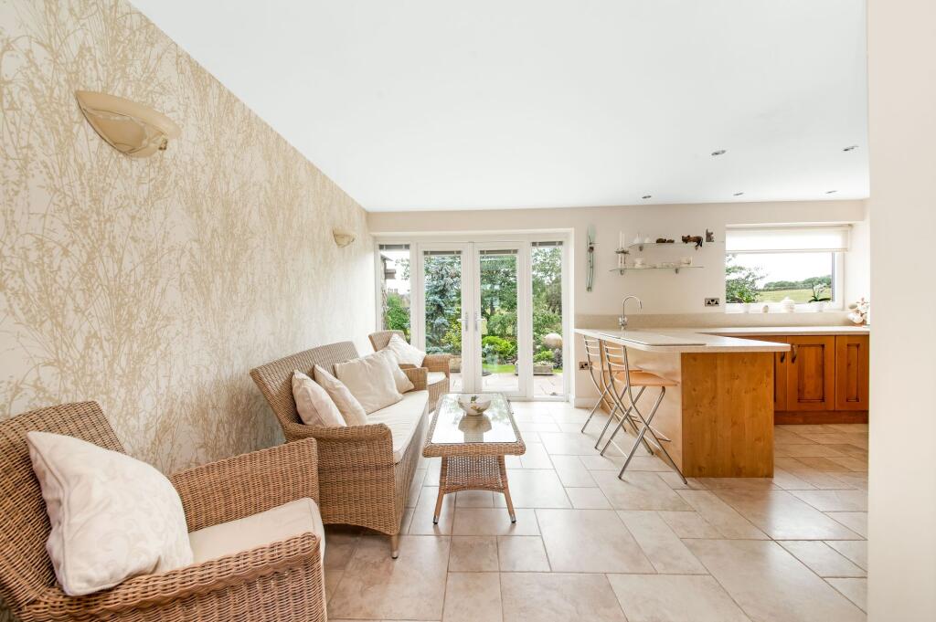 OPEN-PLAN DINING KITCHEN AND FAMILY ROOM