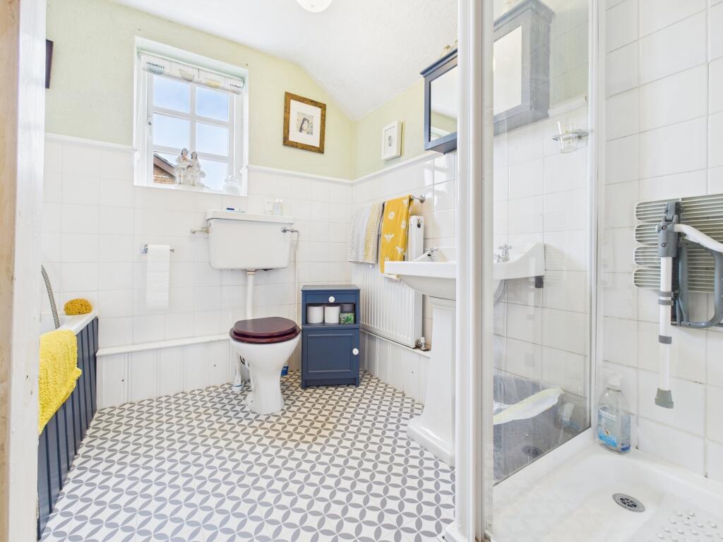 39 Lockco Road Bathroom