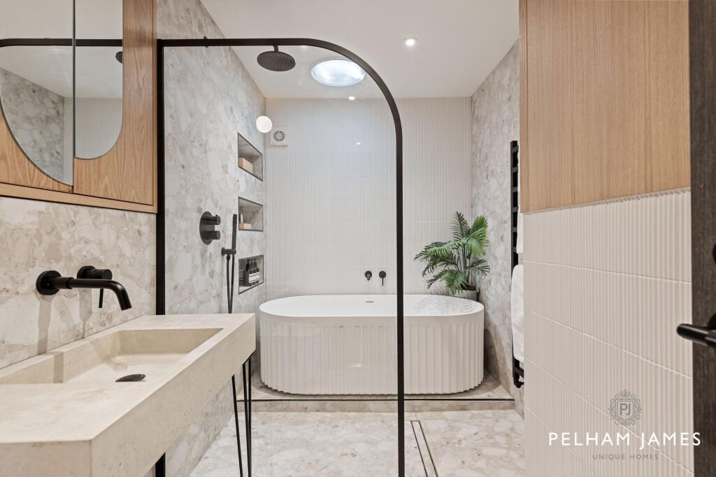 Wet Room, The Black House, Stamford